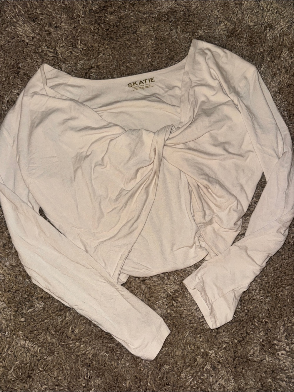 Skatie Twist-Front Long Sleeve Crop Top in taupe beige M